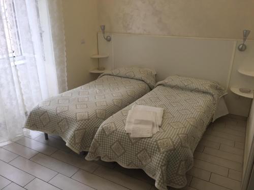 two beds sitting next to each other in a bedroom at Albergo Oasi in Naples