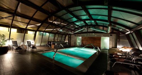 בריכת השחייה שנמצאת ב-Hotel MIM Baqueira Luxury & SPA או באזור
