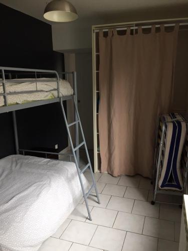 カレーにあるl appartのベッドルーム1室(二段ベッド2組付)が備わります。