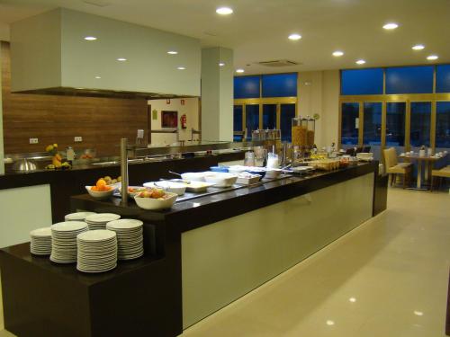 カラ・ミラーにあるClub Simóの皿やボウルに食べ物が並んだビュッフェライン