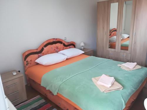 Una cama o camas en una habitación de Apartments Vukovic