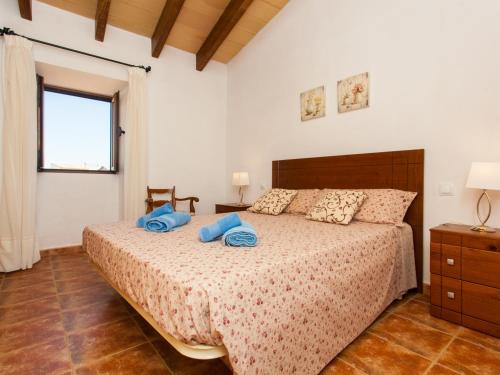 ein Schlafzimmer mit einem Bett mit blauen Handtüchern darauf in der Unterkunft Villa Paula in Llombarts