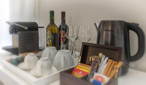 Palazzo Cini Luxury Rooms in Pisaにあるコーヒーまたはお茶