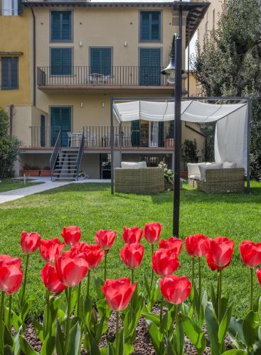 Palazzo Cini Luxury Rooms in Pisaにある庭