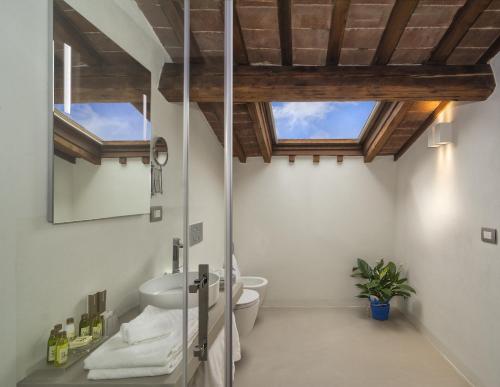Palazzo Cini Luxury Rooms in Pisaにあるバスルーム