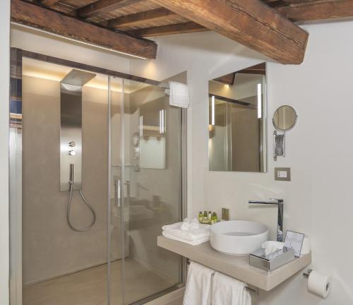 Palazzo Cini Luxury Rooms in Pisaにあるバスルーム