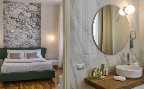 Postel nebo postele na pokoji v ubytování Palazzo Cini Luxury Rooms in Pisa