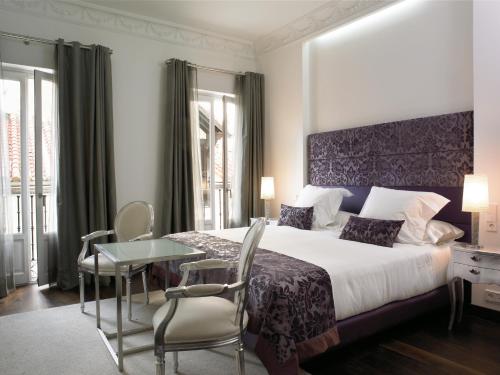 A bed or beds in a room at Hospes Puerta de Alcalá, a Member of Design Hotels