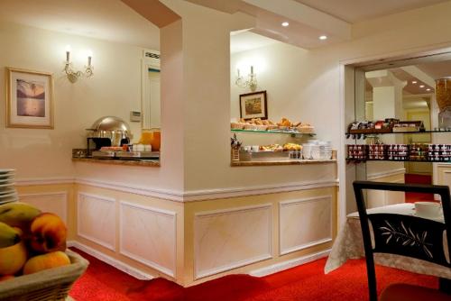 une boulangerie avec un comptoir dans une pièce dans l'établissement Timhotel Tour Montparnasse, à Paris