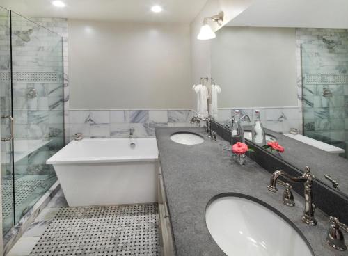 a bathroom with two sinks and a bath tub at Calderwood Inn in Healdsburg
