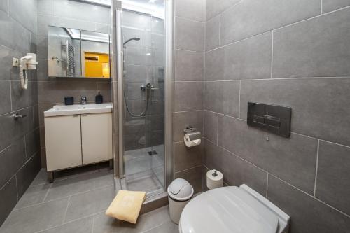 A bathroom at VillaJazz Apartments