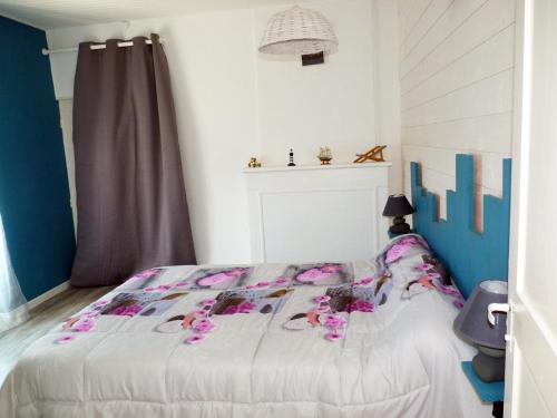 - une chambre avec un lit aux accents violets et bleus dans l'établissement NAT-SEB 13 Avenue de Beaulieu, à Marennes