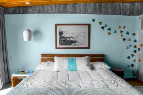 เตียงในห้องที่ Puro Surf Hotel