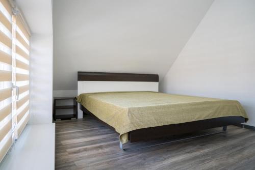 Un pat sau paturi într-o cameră la La Strada