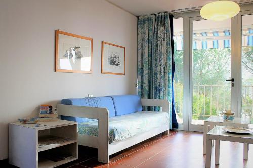 Una pequeña habitación con una cama y una ventana. en Scaglieri Mare by ArgonautiVacanze, en Portoferraio