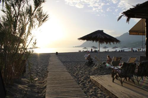 einen Strand mit Stühlen und einem Sonnenschirm in der Unterkunft Paligremnos Studios in Plakias