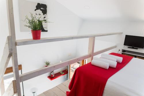 Habitación con cama con manta roja en Cabaña El Mirador, en Pedroso de Acim