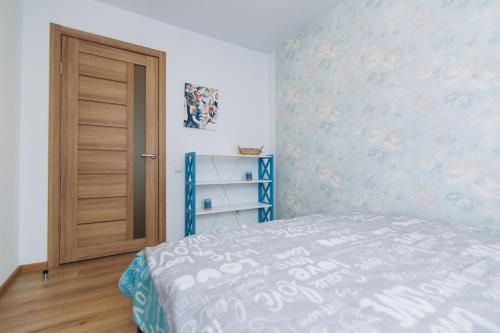 スームィにあるVip apartmen Harkovskayaのベッドルーム1室(ベッド1台付)、木製のドア