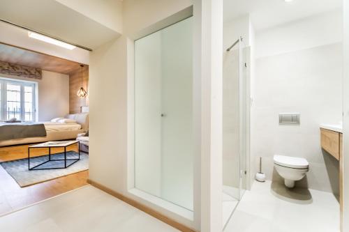 ブダペストにあるBpR Pixies Design Homeのバスルーム(シャワー、トイレ付)が備わります。