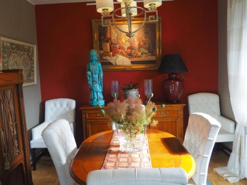 a dining room with a table and white chairs at Golden Treasure Deluxe in Münster