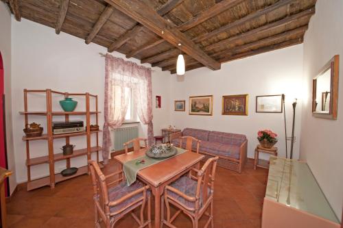 ein Wohnzimmer mit einem Tisch und einem Sofa in der Unterkunft Il Valentino in Castel Gandolfo