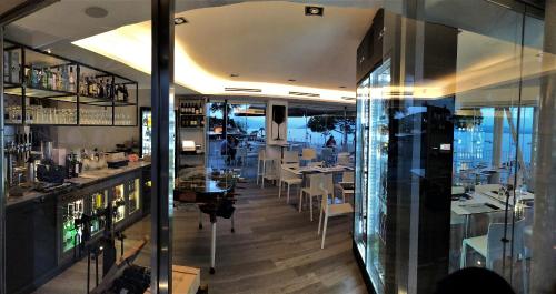 a restaurant with tables and chairs and a bar at Hotel Ca' Serena in Sirmione
