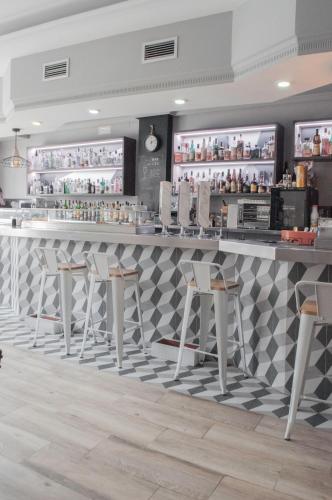 a bar with three stools and a counter at Hostal Concepción in La Mata
