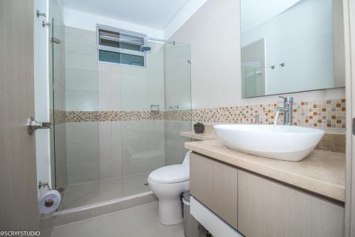 ein Bad mit einem Waschbecken, einem WC und einer Dusche in der Unterkunft Precioso apto de 1 habitación con vista extraordinaria en Bocagrande in Cartagena de Indias
