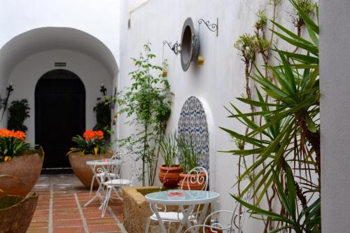 a courtyard with tables and potted plants at Hotel Marisa in Córdoba