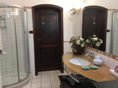 Ein Badezimmer in der Unterkunft B&B Villa Piera Montecucco