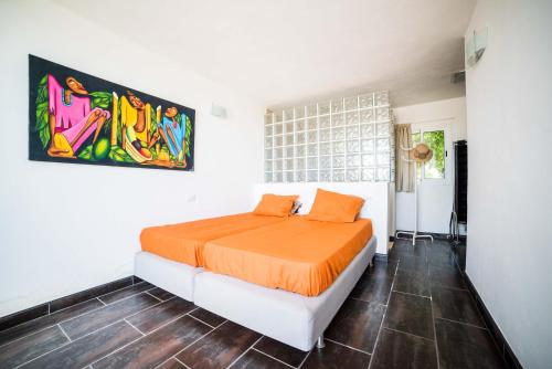 ラ・オロタバにあるLa Favoritaのベッドルーム1室(ベッド1台付)が備わります。壁には絵画が飾られています。