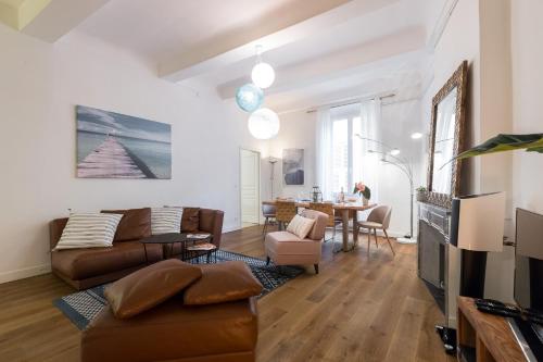 un salon avec un canapé et une table dans l'établissement PREF 2 · F4 - VASTE ET BOURGEOIS ,3 CHAMBRES, ASCENSEUR, VX-NICE, à Nice