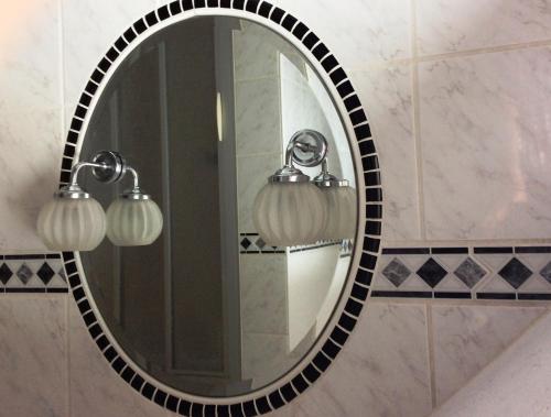 プットブスにあるHafen, Vilm & Boddenのバスルームの鏡(白黒)