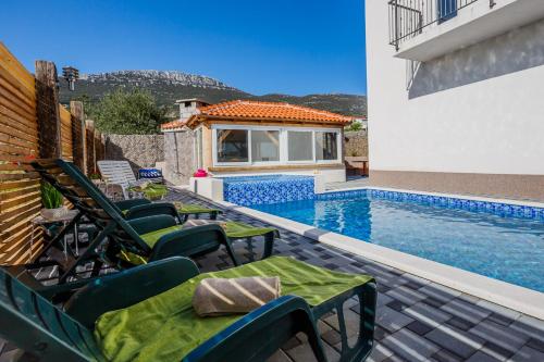 Bazén v ubytovaní Holiday Home Chester with Heated Pool alebo v jeho blízkosti