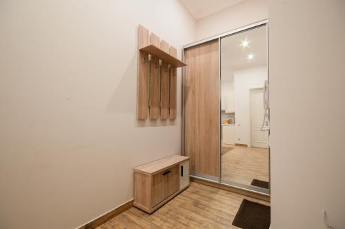 um quarto com uma pequena caixa de madeira na parede em Wonderful flat on city center (Mukachivska 4/11) em Uzhhorod