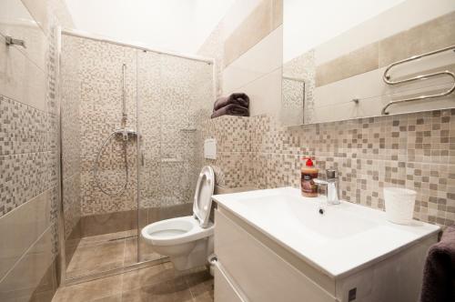 Ένα μπάνιο στο Wonderful flat on city center (Mukachivska 4/12)
