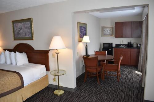 Кровать или кровати в номере Wingate by Wyndham Charlotte Airport