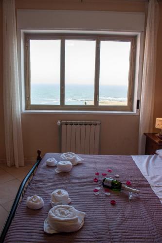 Ένα ή περισσότερα κρεβάτια σε δωμάτιο στο La terrazza sul mare di Bellavista