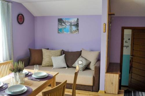 een woonkamer met een bank en een tafel bij Nocleg w Małastowie in Małastów
