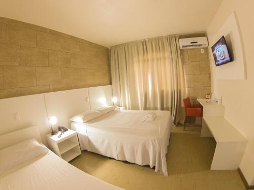 Un pat sau paturi într-o cameră la Hotel São Marcos