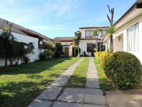 康康Hostal Blanca Estela的院子前有走道的房子