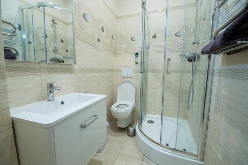 ウージュホロドにあるWonderful flat on city center (Mukachivska 4/18)のバスルーム(トイレ、洗面台、シャワー付)