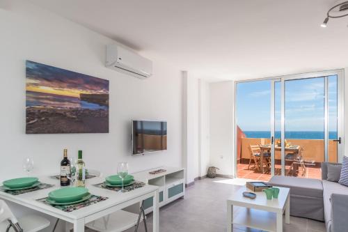 Μια τηλεόραση ή/και κέντρο ψυχαγωγίας στο Ocean View Penthouse