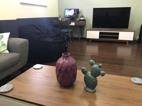 Μια τηλεόραση ή/και κέντρο ψυχαγωγίας στο Miami Hotel Melbourne