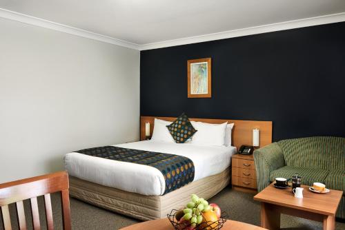 Tempat tidur dalam kamar di 175 Hotel Westmead