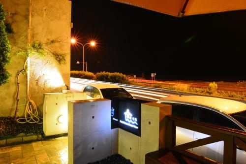 a car parked on the side of a road at night at 窗外的海 - 海洋公園旁 in Yanliau