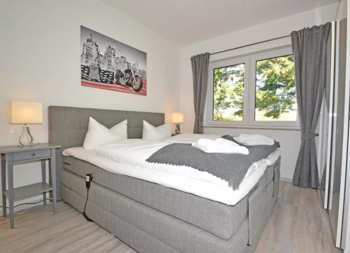 Un dormitorio con una cama grande y una ventana en Ferienhaus Zirchow 4, en Zirchow