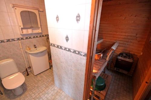 a small bathroom with a toilet and a sink at Mäkelän Lomatuvat Bed and Breakfast in Hyytiälä