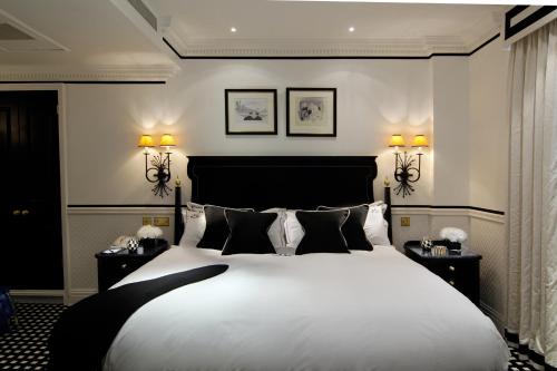una camera da letto con un grande letto bianco con due comodini di 41 a Londra