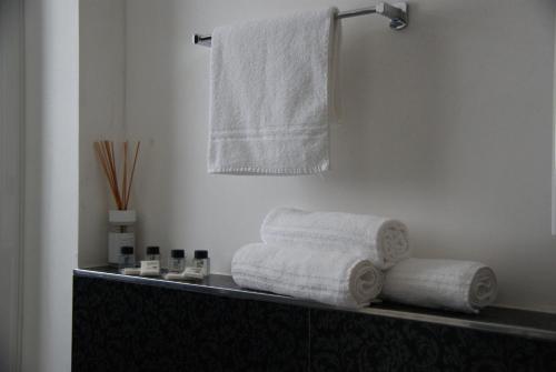 a bathroom with a shelf with towels on it at Residence Aprilia in Grado